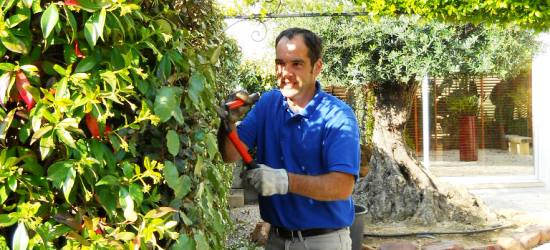 Un jardinier expert, formé et motivé pour travailler professionnellement